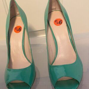 New - NineWest - green pumps - open toe - Size 9.5
